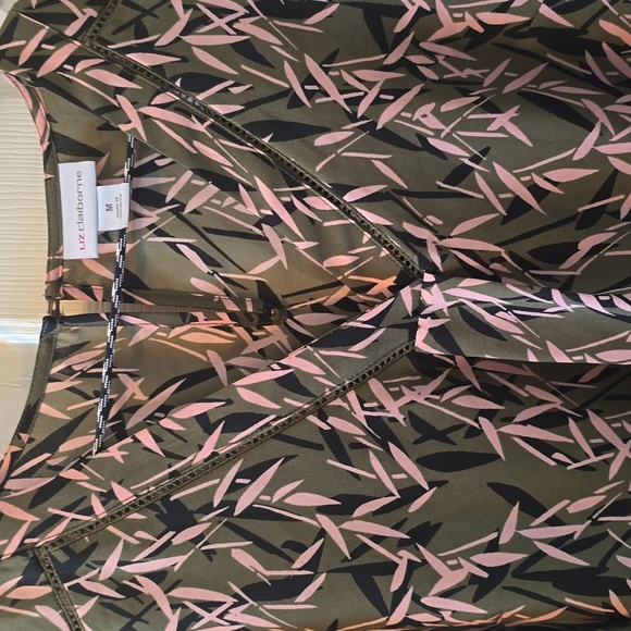 LIZ CLAIBORNE WOMEN'S BEAUTIFUL GREEN, PINK & BLACK SHORT SLEEVE TOP SIZE MEDIUM - Picture 3 of 16